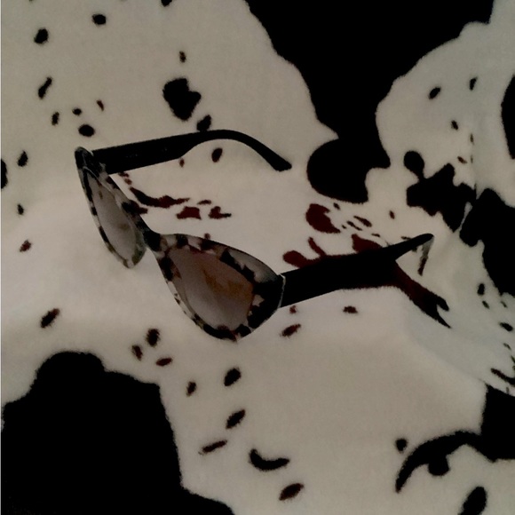 ๐บ๐Prada Sunglasses๐๐ - Picture 3 of 7